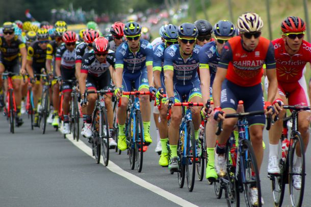 В каких экстремальных условиях проходят шоссейные велогонки в Австралии и зачем японским долгожителям профессиональный спорт